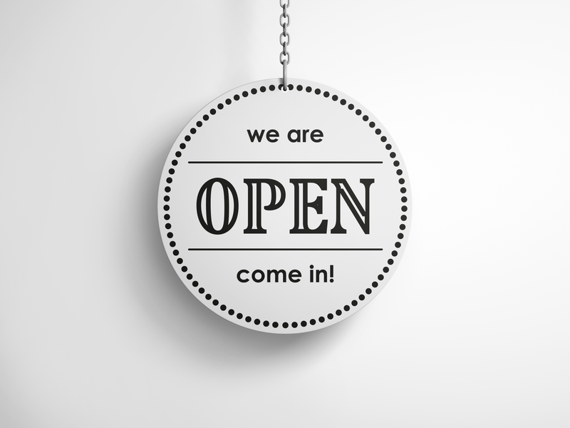 Open/Closed bordje – Rond wit – 20 cm – speels ontwerp met ketting & zuignap