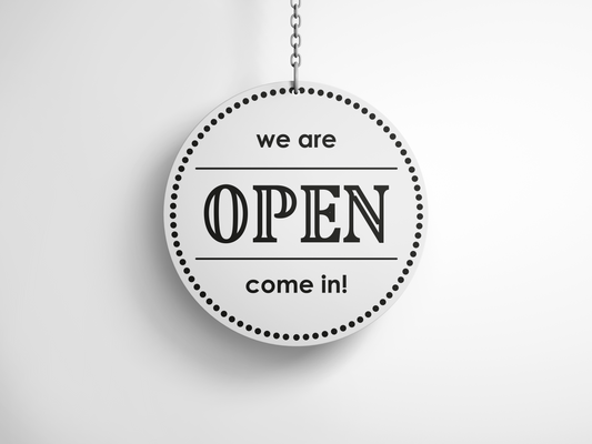 Open/Closed bordje – Rond wit – 20 cm – speels ontwerp met ketting & zuignap